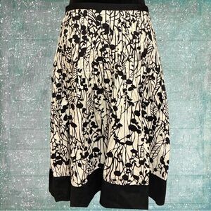 George Skirt Women’s Size 8 A-Line Pleated Floral Black & Off White